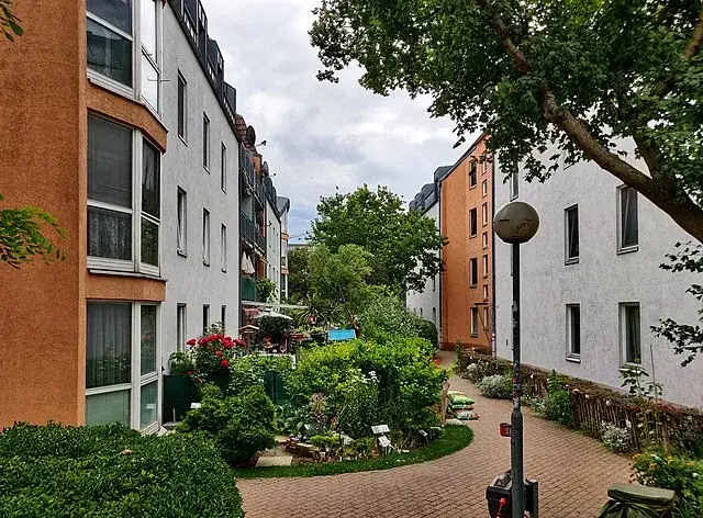 Jak ogrodzić ogródek w bloku, aby uniknąć problemów z regulaminem