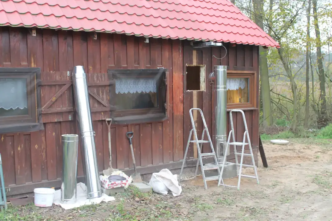 Dom drewniany a komin: Jak bezpiecznie wybrać i zamontować?