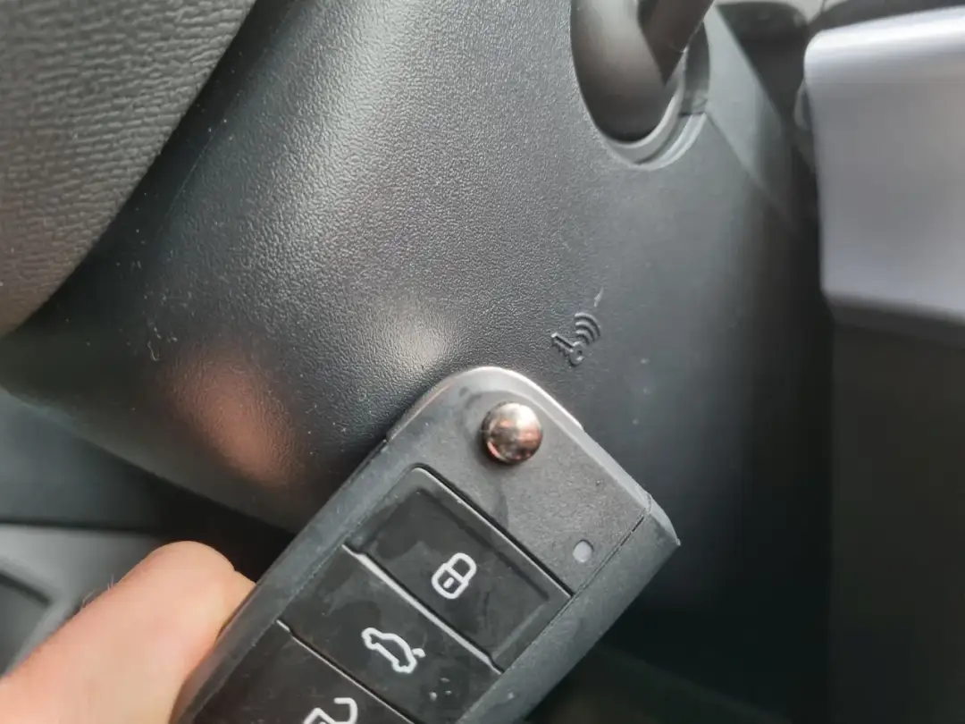 Jak naładować kluczyk BMW E90 i uniknąć problemów z baterią