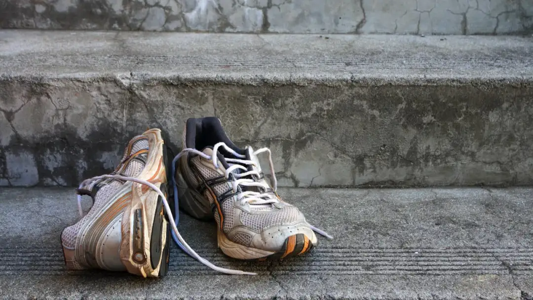 Jak prawidłowo wyrzucić stare buty? Ekologiczne metody utylizacji