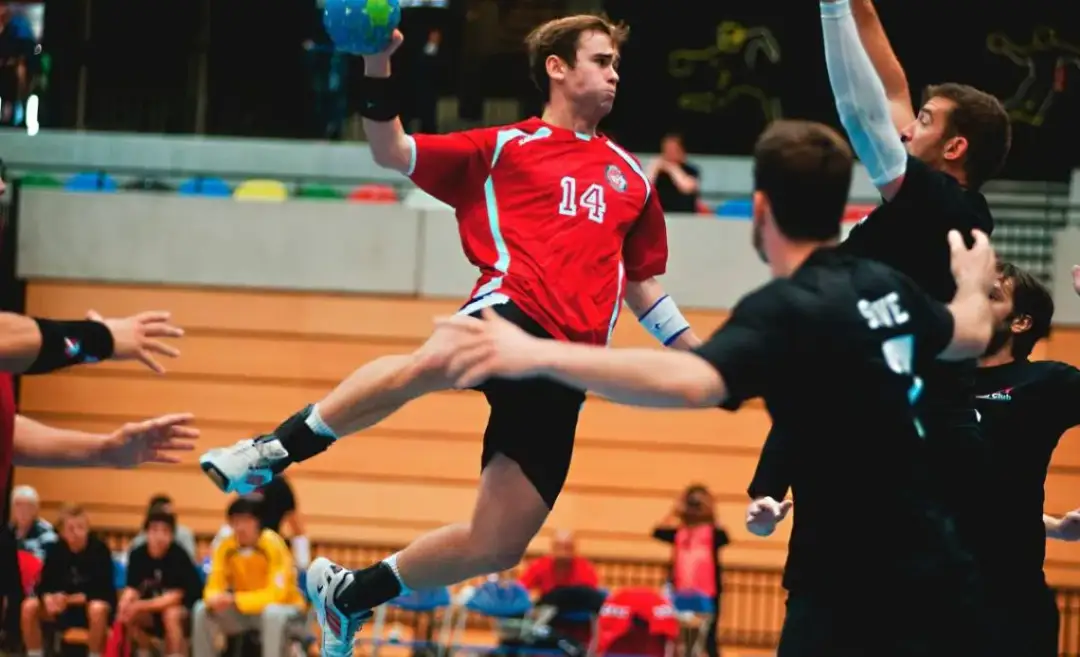 Ile trwa mecz piłki ręcznej? Czas gry, dogrywki i realna długość