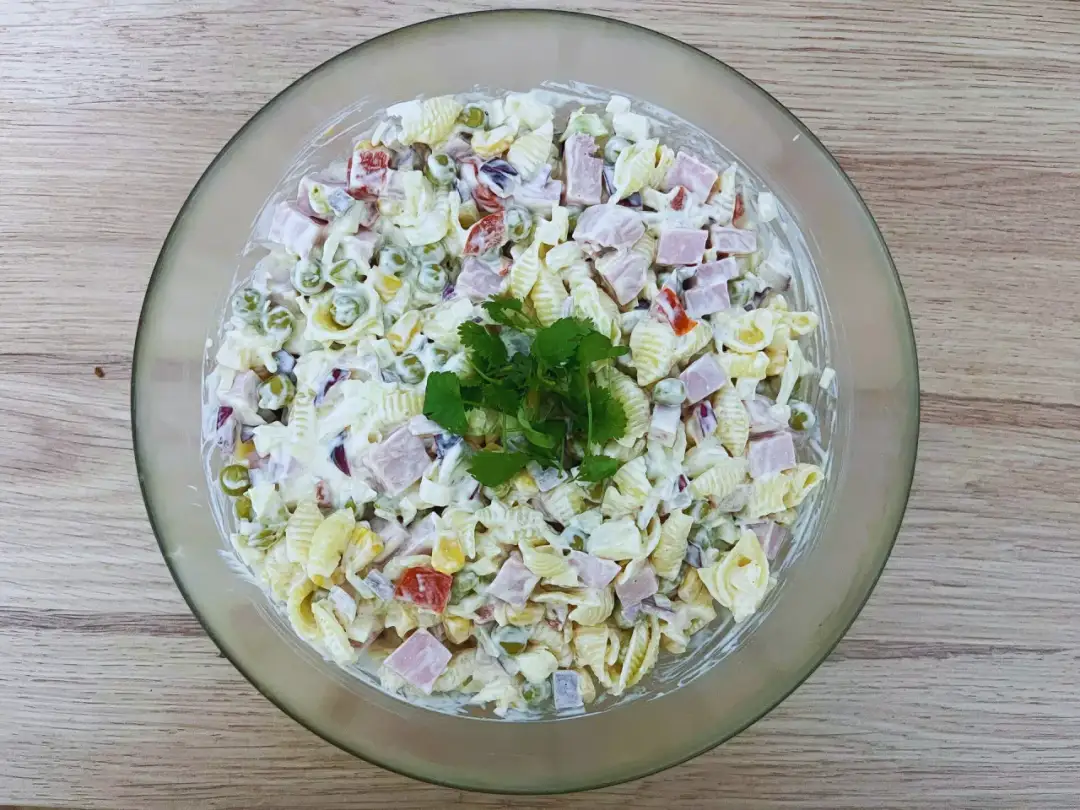 Jakie sałatki na komunię, które zachwycą gości i będą pyszne