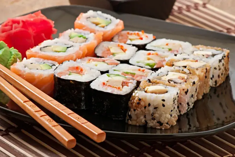Sushi w Dino? Sprawdzam ceny, jakość i czy warto kupić!