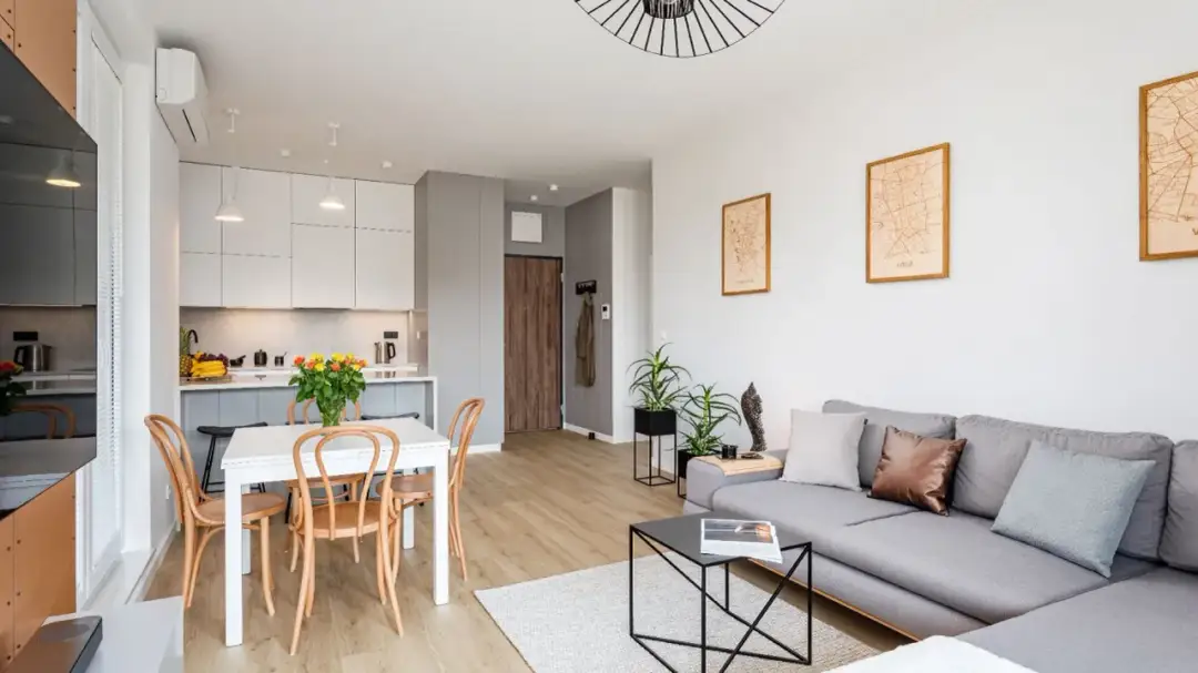 Jaki kolor podłogi do salonu? Ekspert radzi: trendy i triki!