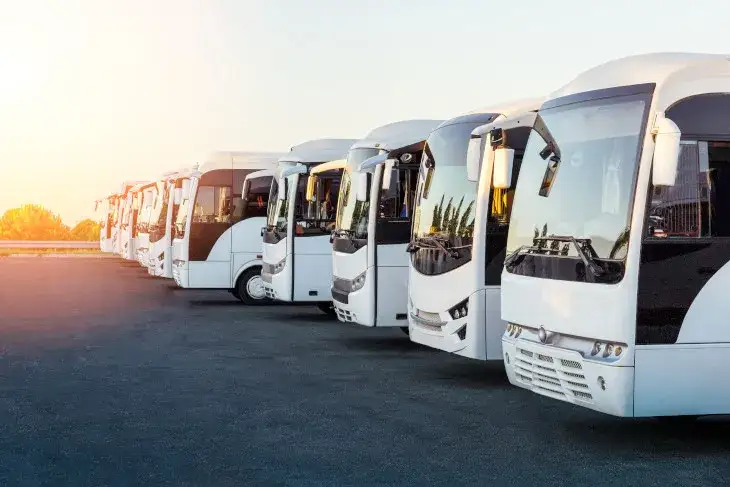 Ile kosztuje wynajem busa? Poznaj ceny i ukryte koszty wynajmu