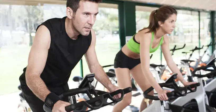 Jak długo ćwiczyć na rowerze stacjonarnym, aby ulżyć kolanom?