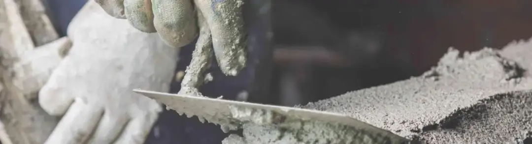 Ile cementu na taczkę zaprawy? Oto idealne proporcje na 100 litrów