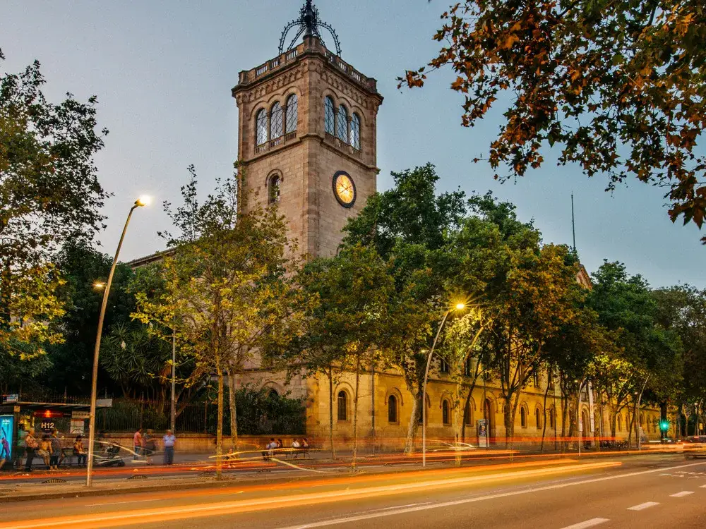 Uniwersytet w Barcelonie: Historia, programy i życie studenckie