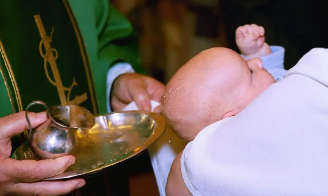 Ile kosztuje chrzest w kościele? Sprawdź, co musisz wiedzieć