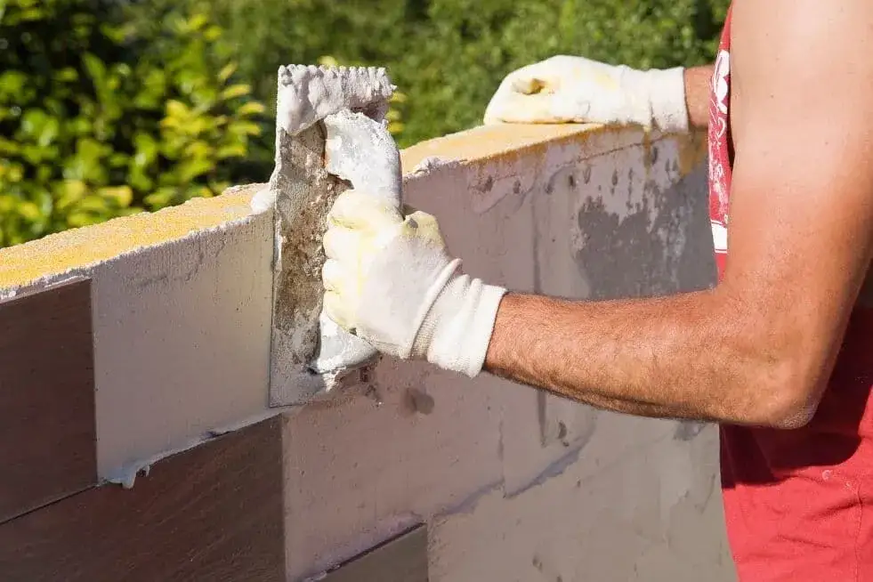 Jaki klej na balkon wybrać, aby uniknąć problemów z pękaniem?