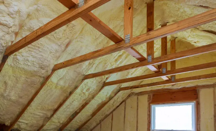 Ile ocieplenia na strop - optymalna grubość dla oszczędności energii