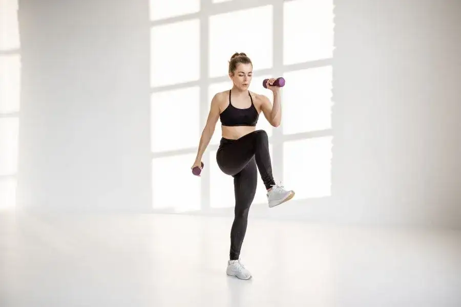 Czy bieganie w miejscu odchudza? Sprawdź, jak skutecznie schudnąć