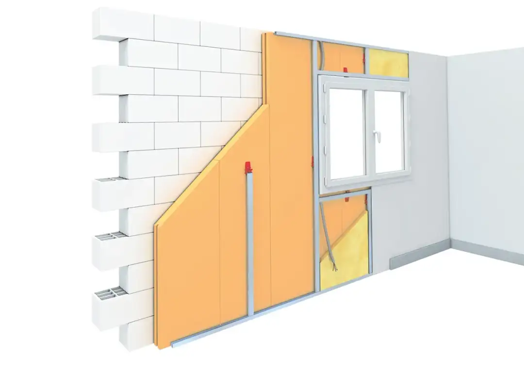 Izolacja ścian z oknem, widoczne glify okienne wewnętrzne, cegły i płyty izolacyjne.
