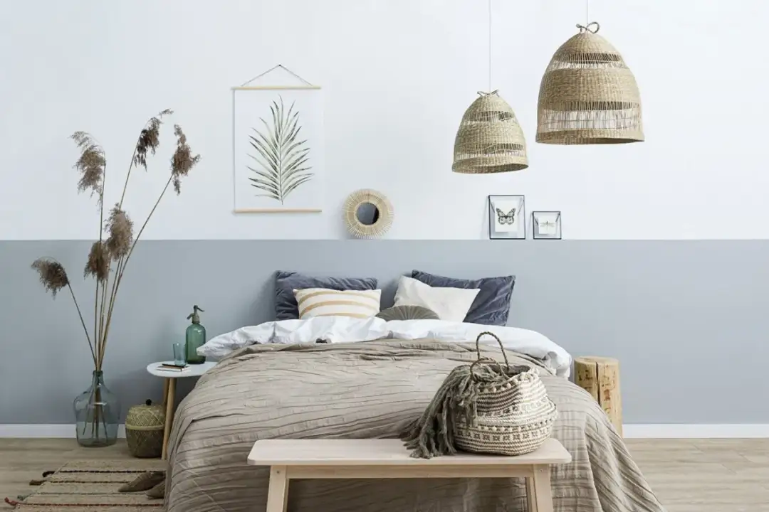 Jak pomalować sypialnię na 2 kolory? Triki, inspiracje, efekty WOW