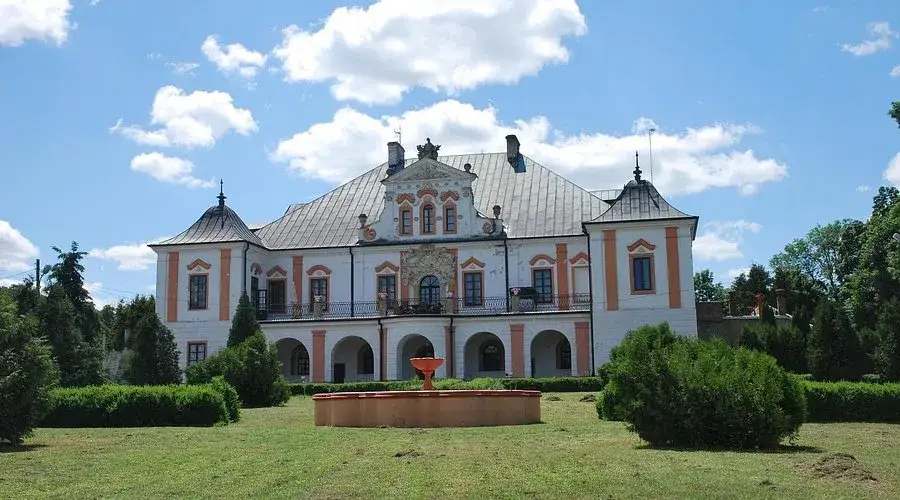 Pałac w Czyżowie Szlacheckim - historia, noclegi i wyjątkowe wydarzenia