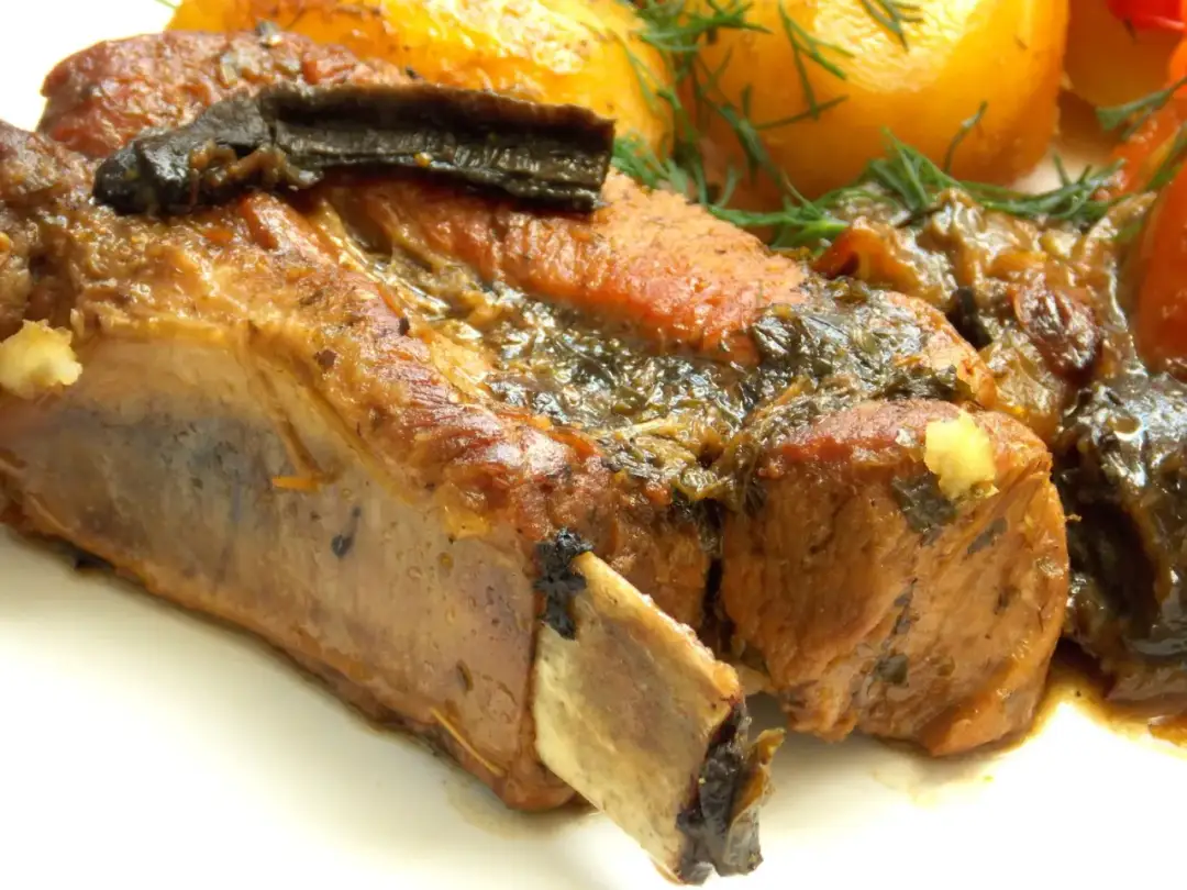 Co zrobić z żeberkami z zupy: 5 smacznych pomysłów na dania