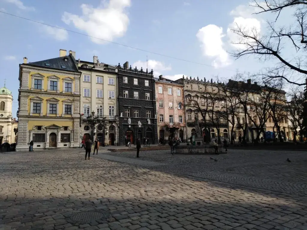 Jak szybko i tanio dojechać z lotniska Lwów do centrum miasta? Sprawdź opcje!