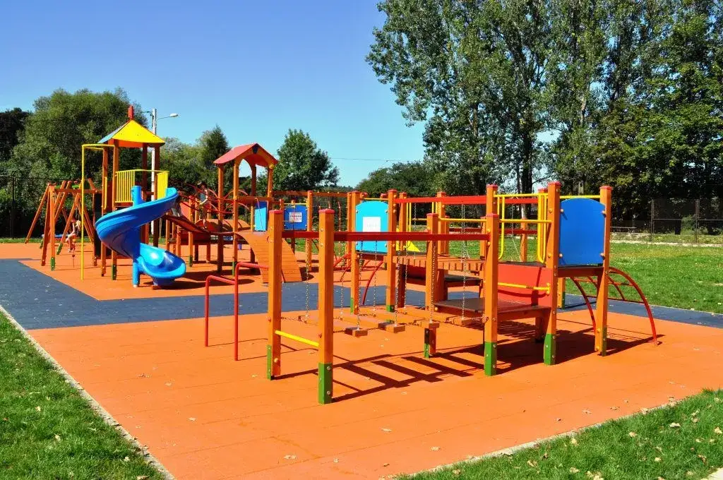 Czym pomalować plac zabaw, aby był bezpieczny i trwały?