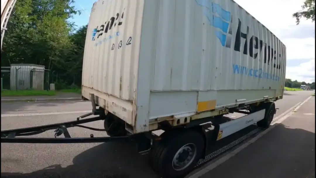 Jak cofać ciężarówkę z naczepą bezpiecznie i skutecznie, unikając błędów