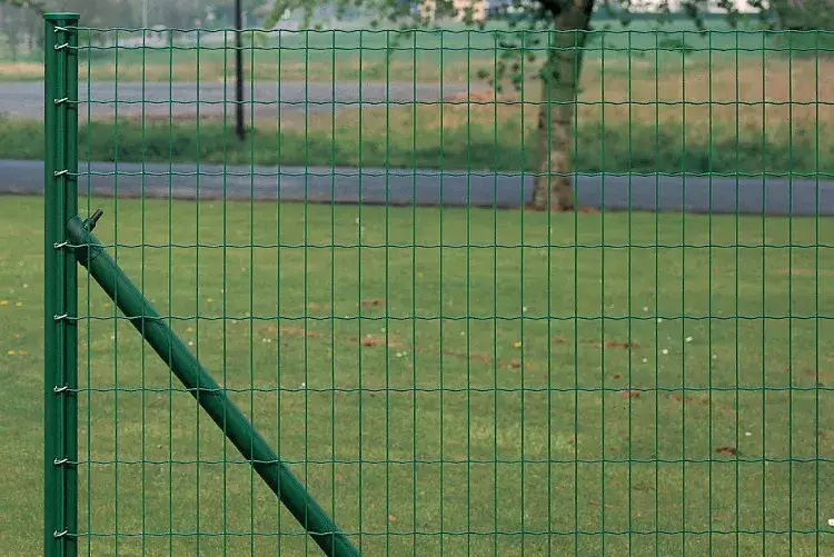 Jak prawidłowo ustawić słupki w ogrodzeniu z siatki, aby uniknąć problemów