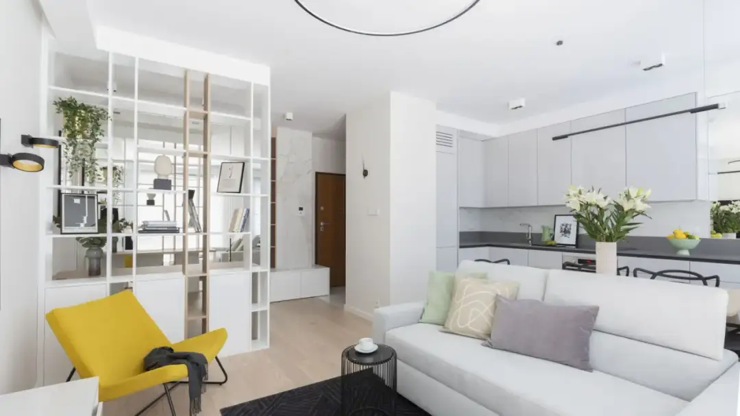 Jak optycznie powiększyć mały salon: 8 skutecznych trików