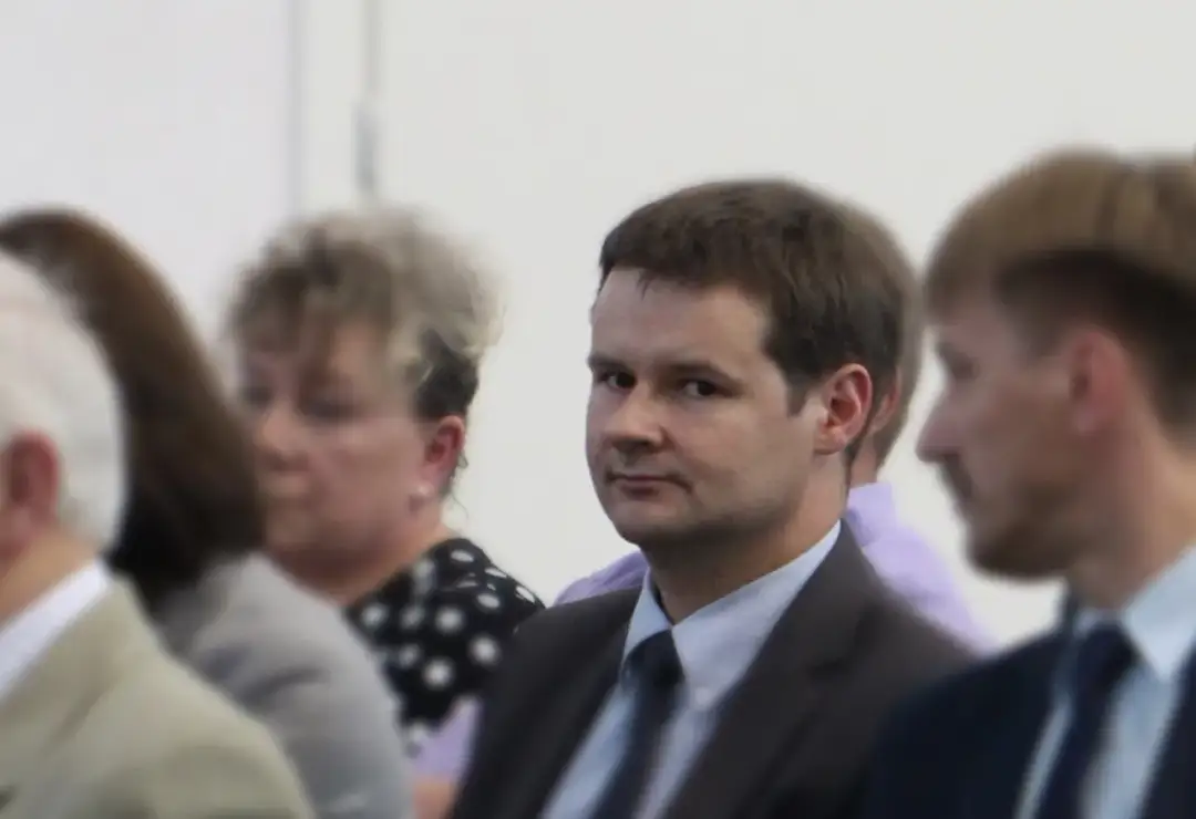 Jak zostać prezesem spółdzielni mieszkaniowej? Kluczowe wymagania i umiejętności