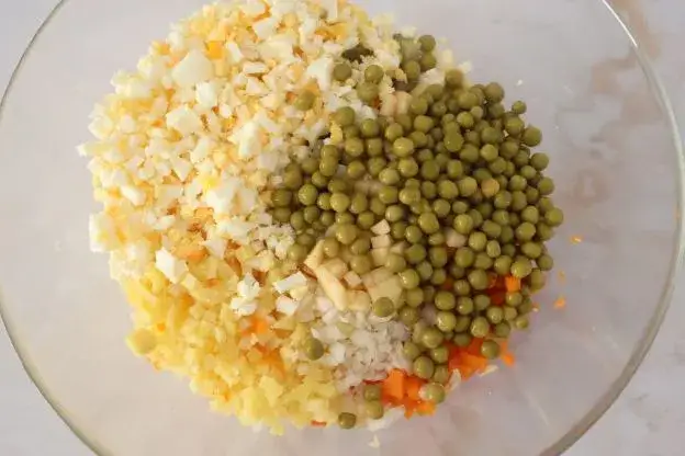 Ile kalorii ma sałatka jarzynowa? Sprawdź kaloryczność i składniki