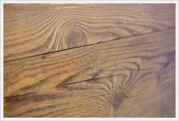 Sosna antyczna okleina: elegancki efekt drewna w stolarce okiennej