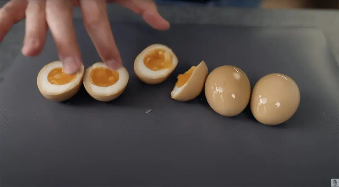 Perfekcyjne Ajitsuke Tamago: Jak ugotować jajko do ramenu?