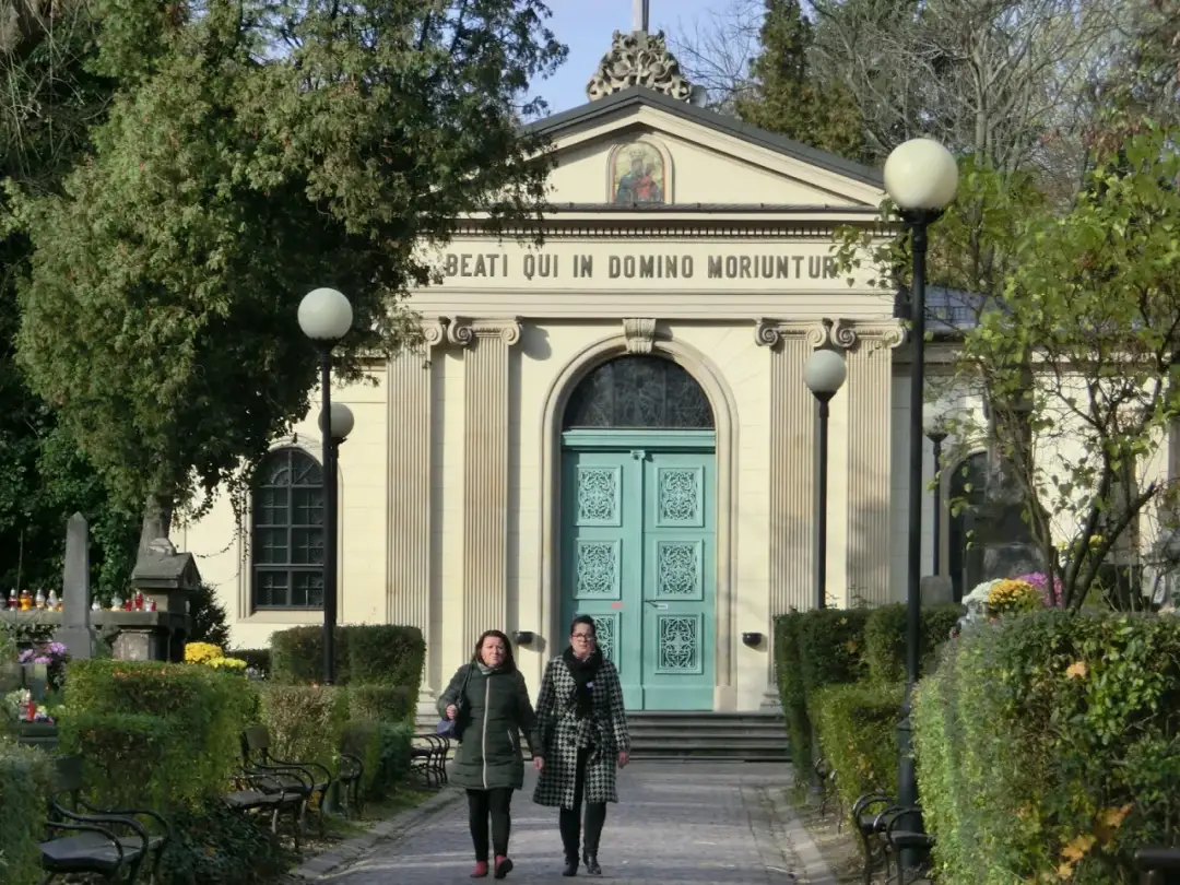 Kaplica na Cmentarzu Rakowickim: Historia i zwiedzanie