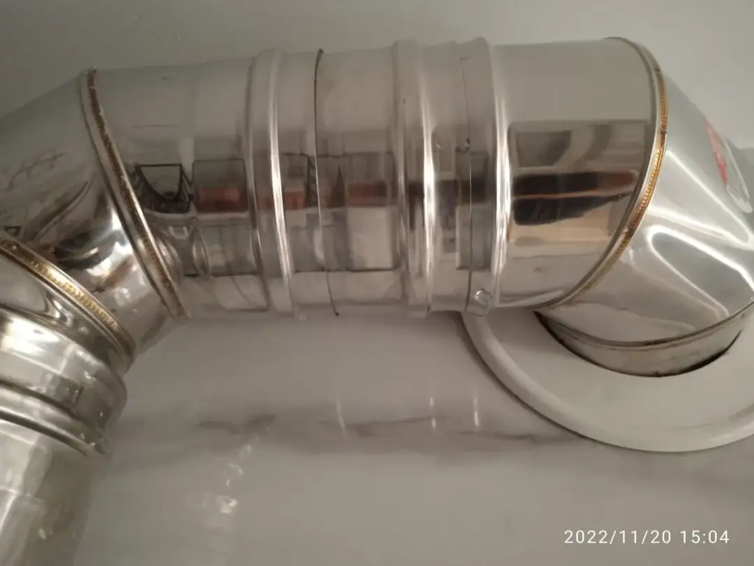 Dlaczego cieknie woda z komina? Odkryj przyczyny i rozwiązania