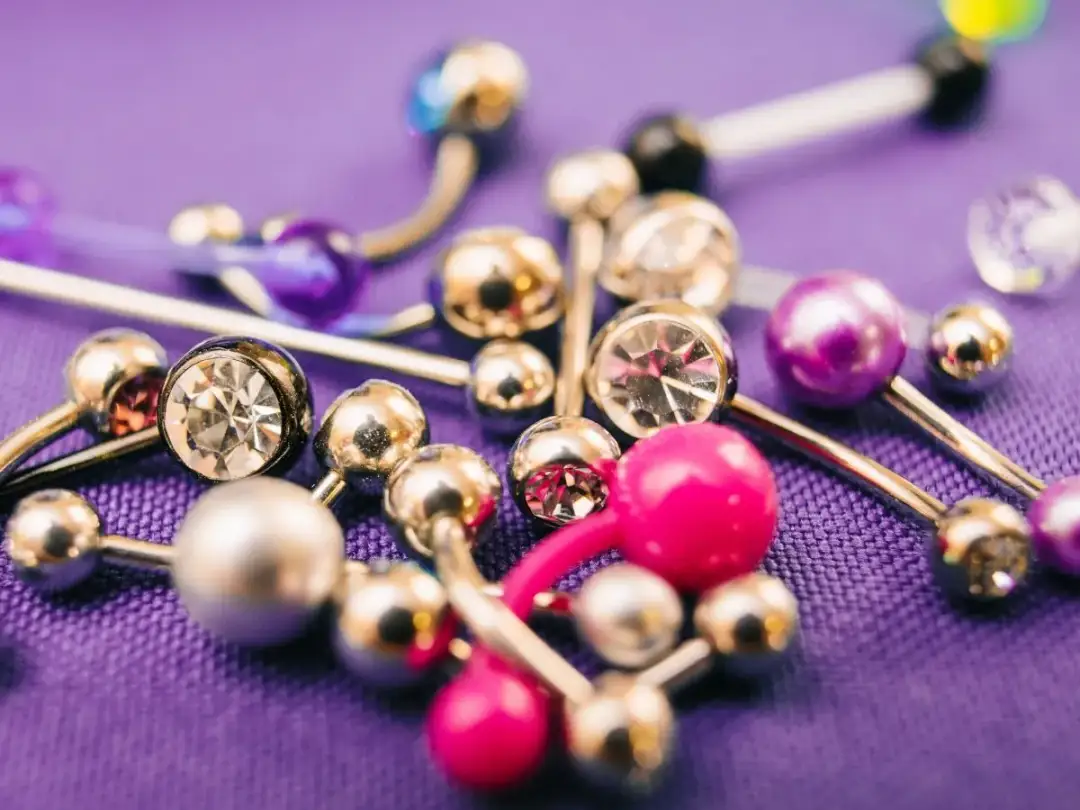 Snake eye piercing: Dlaczego eksperci odradzają? Poznaj ryzyka