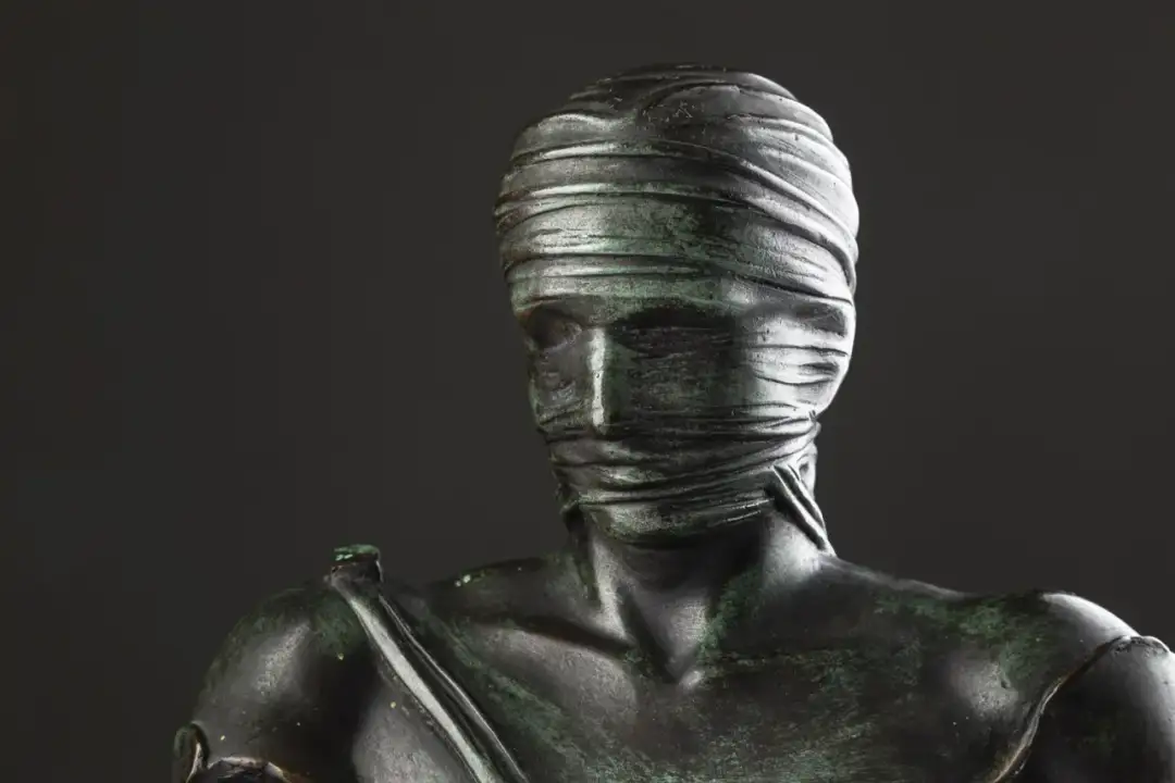 Igor Mitoraj: Spękane piękno, symbolika i gdzie zobaczysz rzeźby?