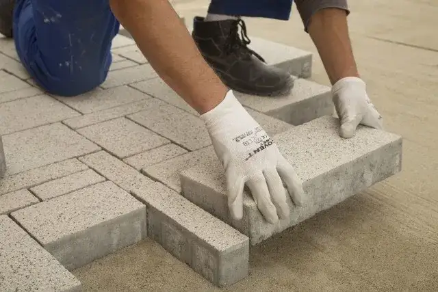 Jak ułożyć kostkę brukową na podjeździe - uniknij najczęstszych błędów