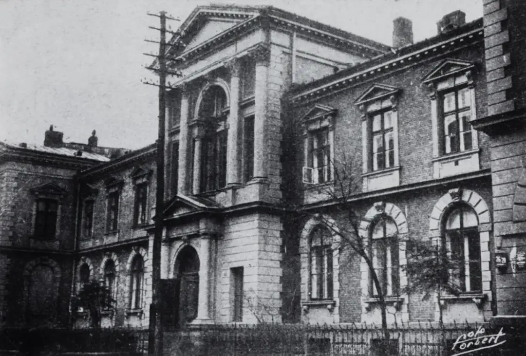 Ząb w drugim rzędzie? Co robić, gdy rośnie poza łukiem?