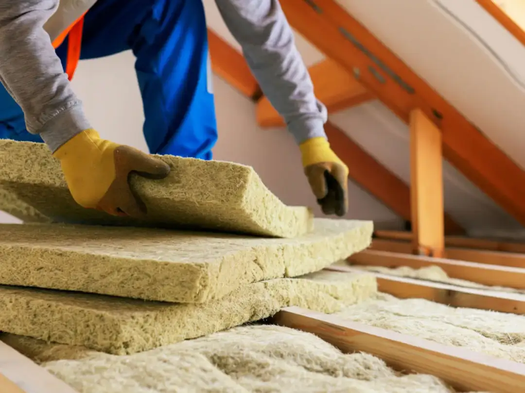 Jak ocieplić strop drewniany w starym domu i uniknąć strat ciepła