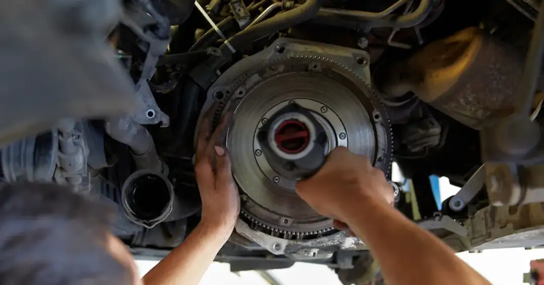 Mechanik wymienia dwumasę. Dowiedz się, ile kosztuje naprawa dwumasy i jakie są jej objawy.