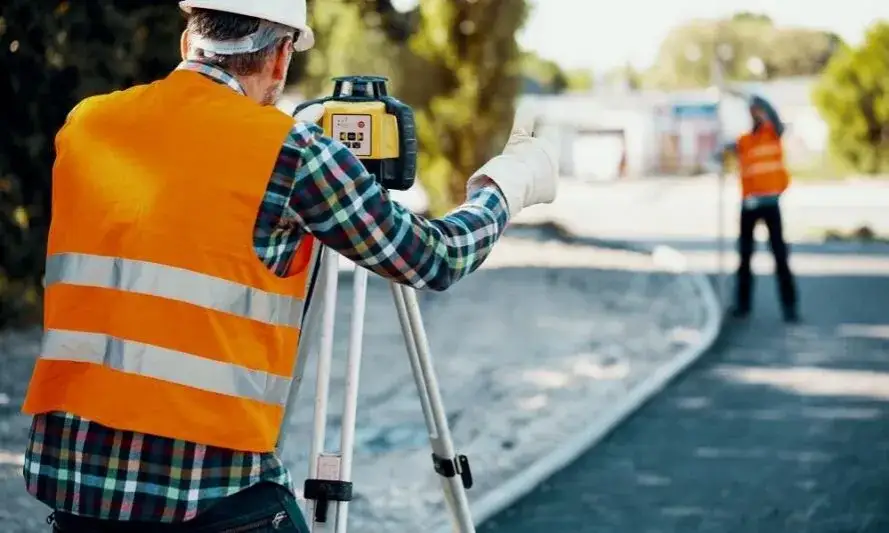 Czym zajmuje się geodeta? Kluczowe zadania i ich znaczenie w branży