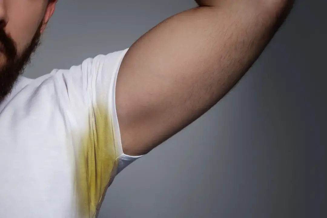 Jak usunąć plamy z dezodorantu? Skuteczne sposoby i zapobieganie