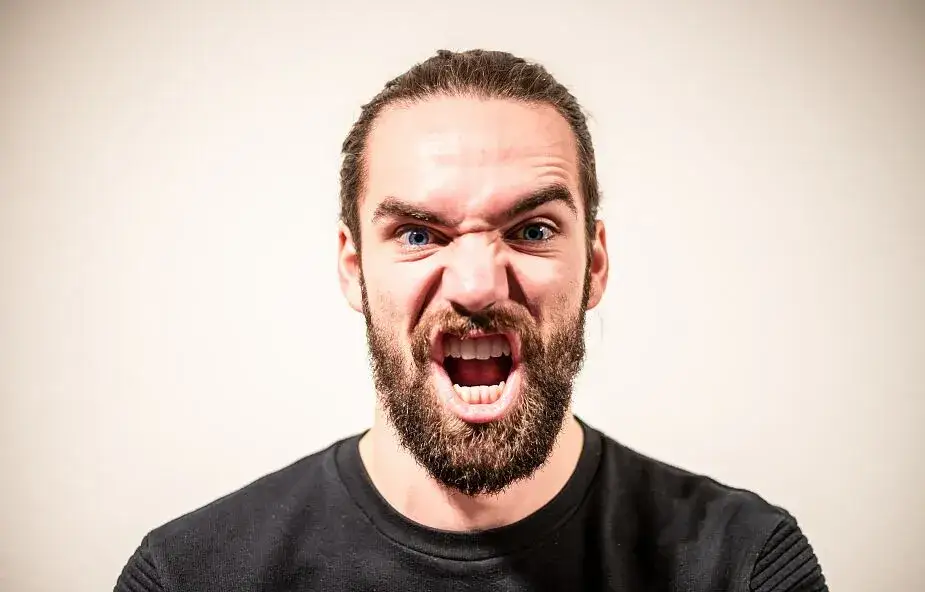 Czy używanie wulgaryzmów to grzech? Odkryj, co mówi Kościół