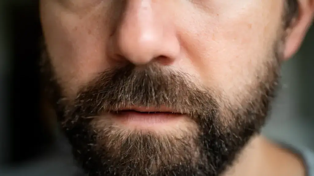 Jak przyciemnić zarost skutecznie i bezpiecznie - naturalne i chemiczne metody