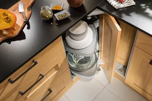 Szuflady czy szafki w kuchni - co wybrać dla lepszej funkcjonalności?