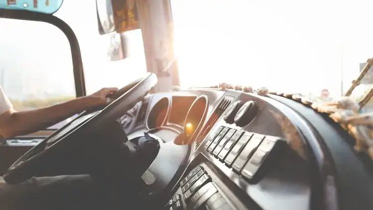 Ile zarabia kierowca autobusu szkolnego? Zaskakujące fakty o wynagrodzeniu