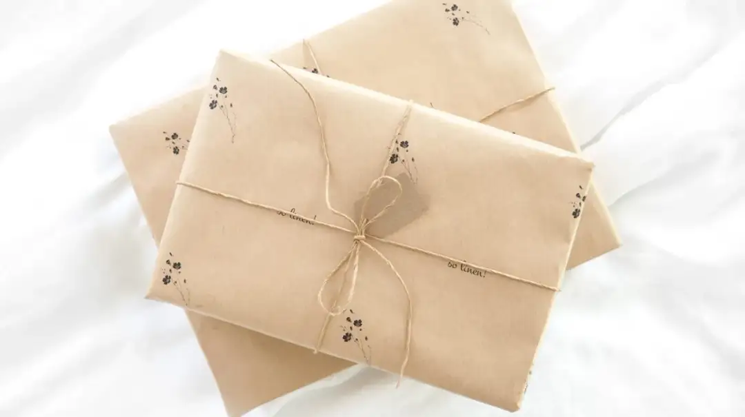 Jak zapakować prezent w kartonie, aby wyglądał profesjonalnie i estetycznie