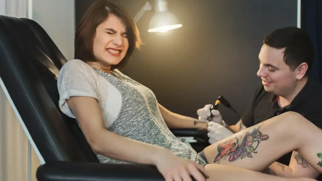 Co zrobić, żeby tatuaż nie bolał? Porady na komfortową sesję