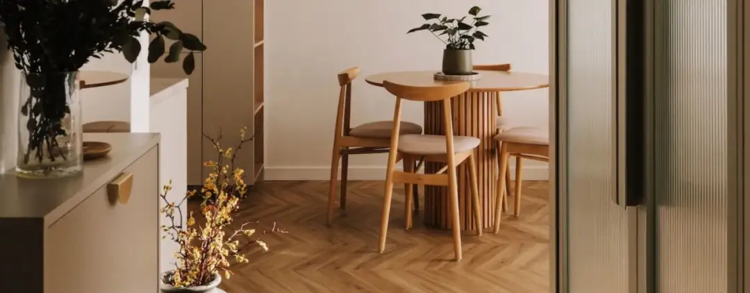 Jaką podłogę do mieszkania w bloku wybrać, aby uniknąć problemów?