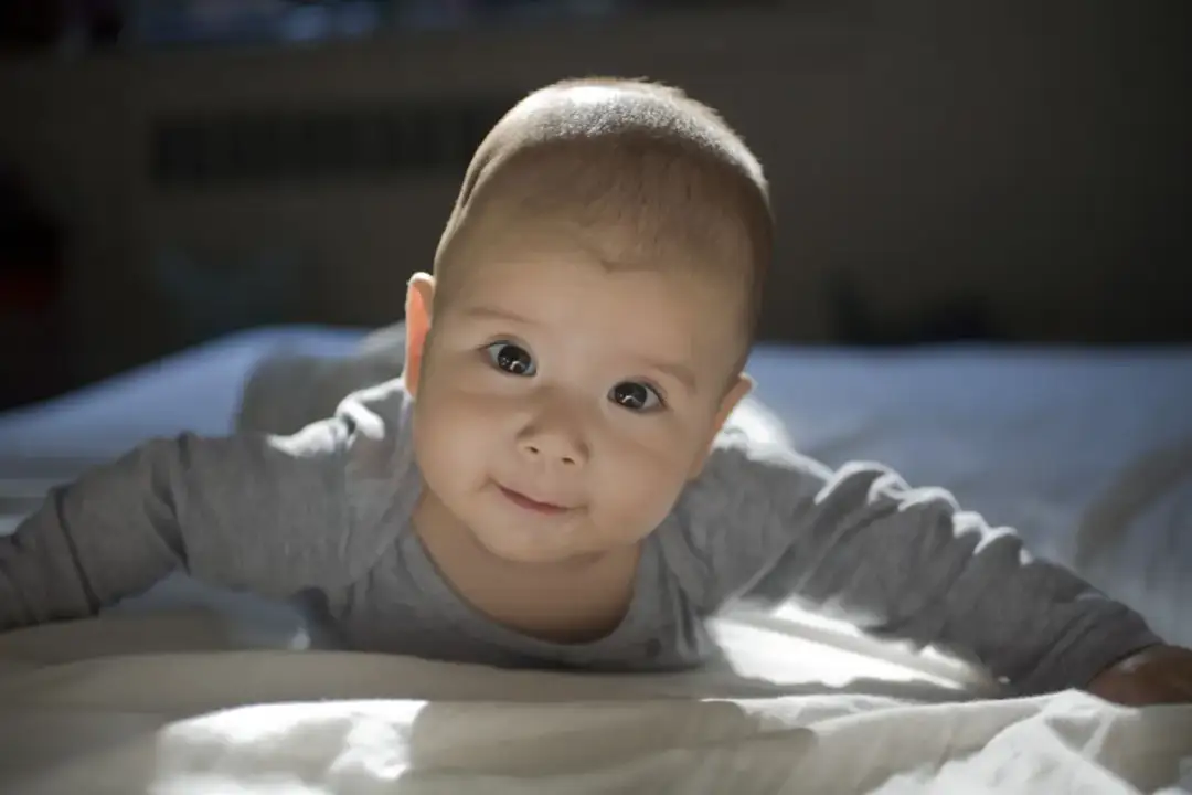 Kiedy dziecko obraca się na boki? Odkryj ważne etapy rozwoju