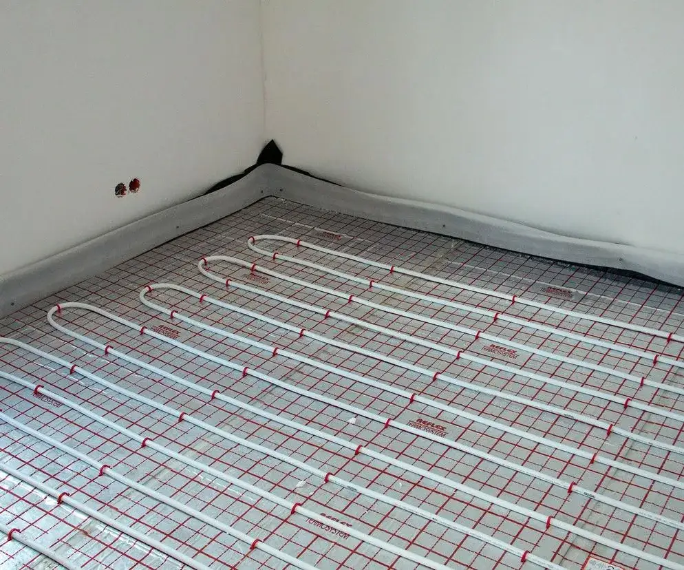 Ile cm styropianu na podłogę pod ogrzewanie podłogowe - uniknij błędów w izolacji