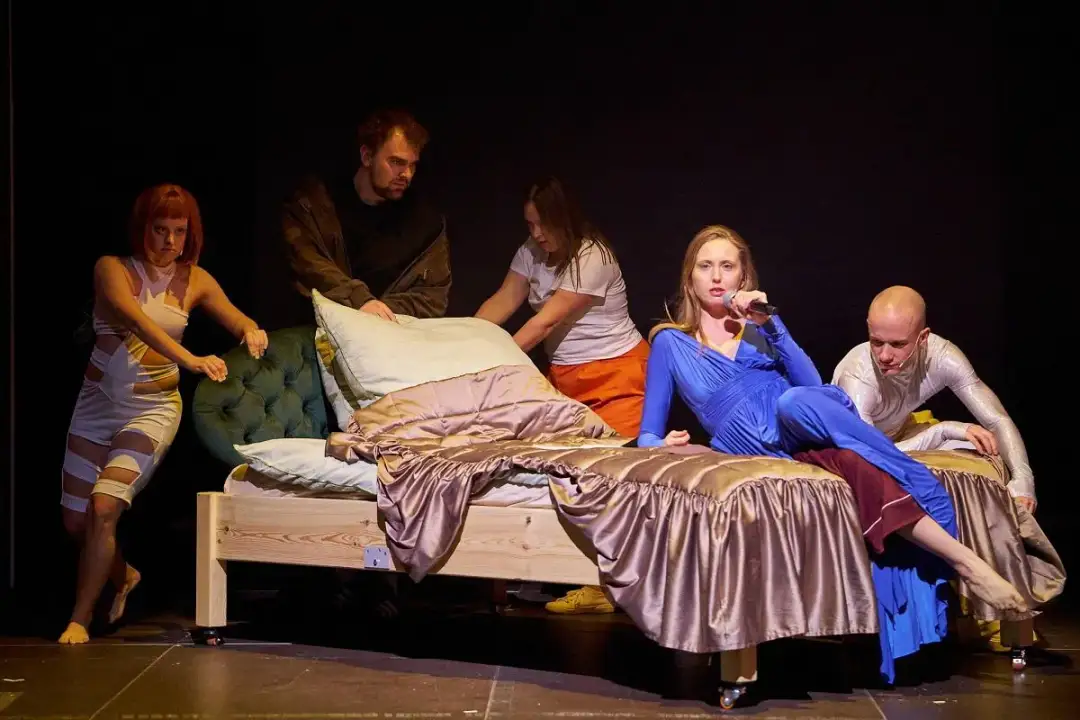 Kto pracuje w teatrze? Poznaj kluczowe role i ich znaczenie