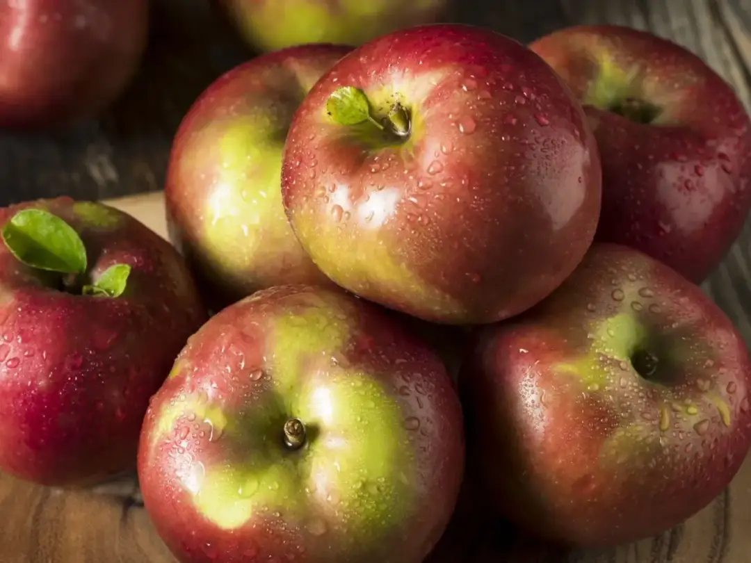 Ile kalorii ma jabłko? Poznaj wartość odżywczą tego owocu